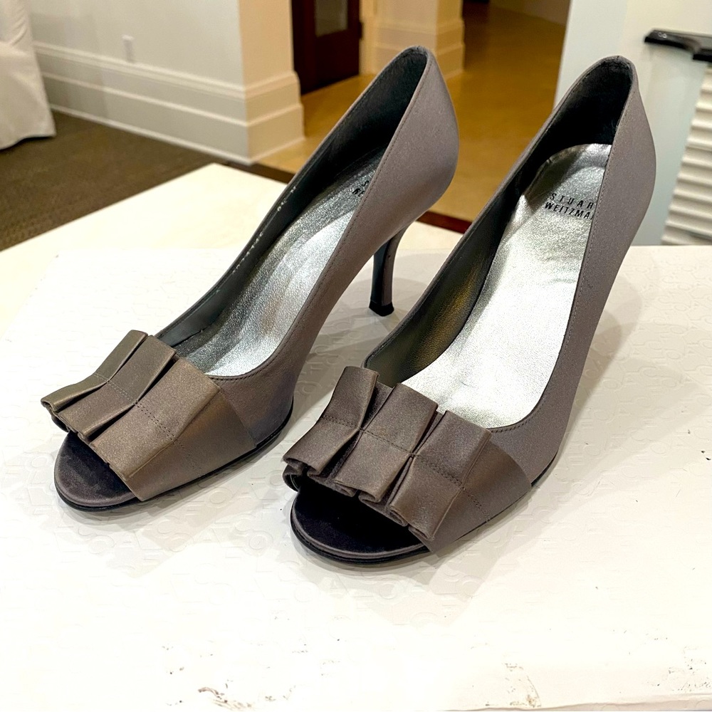 STUART WEITZMAN Dressy grey satin pump. Never worn. Mother of the bride shoe.